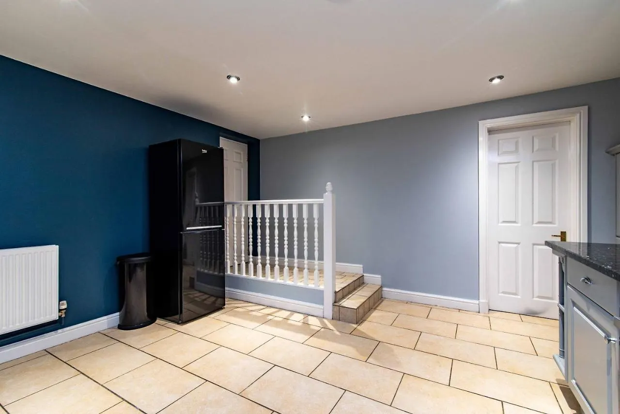 Vakantiehuis St Johns, Wakefield - Self Check In & Free Parking Villa